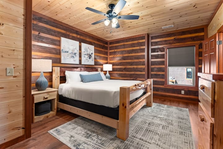 Двойна спалня с телевизор и самостоятелна баня.