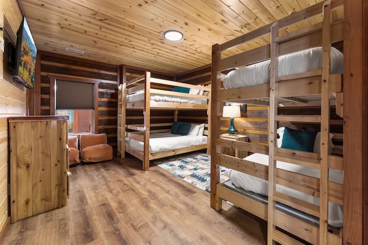 Голяма двуетажна стая с телевизор и самостоятелна баня.