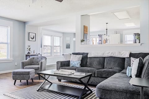 The Cozy Charcoal Cottage - w/Garage