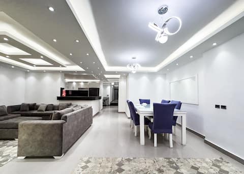 The Bold & Bright 3BDR Apt. | 15 Min To Airport