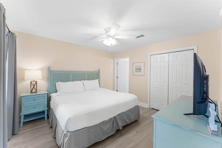 Spálňa má manželskú posteľ a úložný priestor na oblečenie + vlastnú kúpeľňu