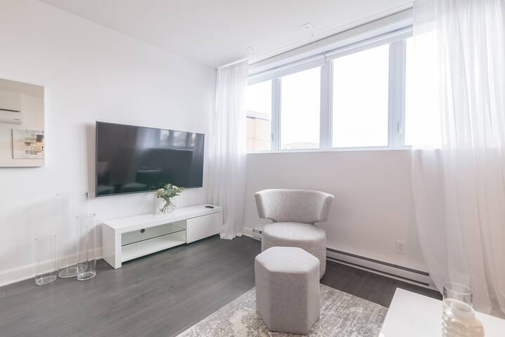 Exquisite 3-Bedroom Penthouse with Private Hot Tub gallery image 4