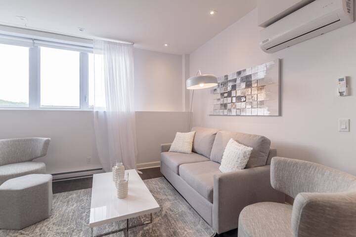 Exquisite 3-Bedroom Penthouse with Private Hot Tub gallery image 2