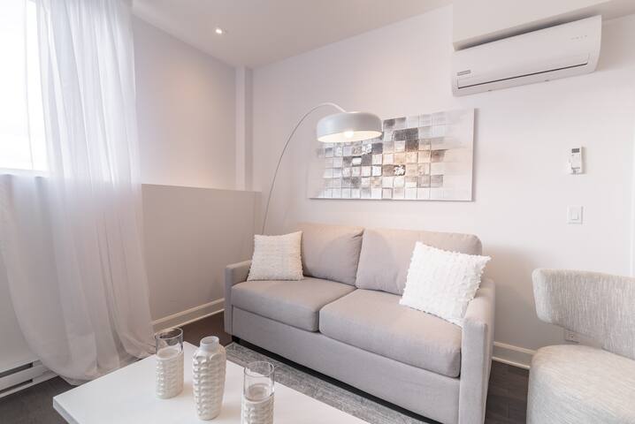 Exquisite 3-Bedroom Penthouse with Private Hot Tub gallery image 3