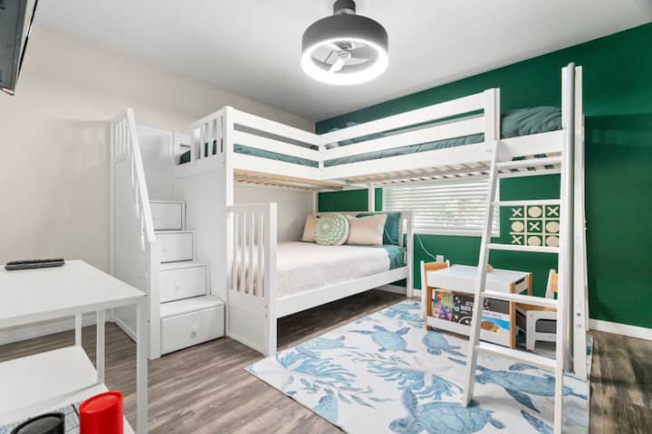 终极儿童友好度假胜地！ 双层床房设有2张加大单人床、1张标准双人床和一个有趣的游乐区，配备儿童桌、墙壁三子棋、书籍和大跳棋，是小朋友玩耍和放松的理想场所！ 