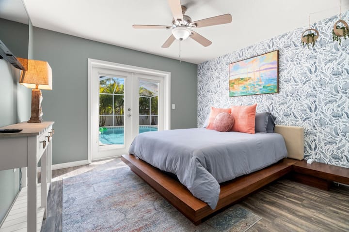 这间舒适的卧室配有标准双人床、直通泳池和智能电视。