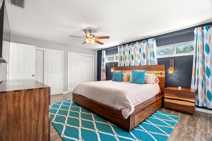 主卧配有一张加大双人床、直通泳池、智能电视和豪华套房，是您享受极致舒适和放松的理想之选。