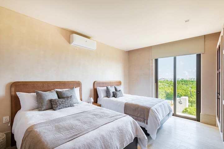 Спална соба 3 со два кревета во матримона, клима уред и приватна сопствена бања и телевизор