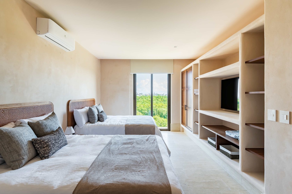 ห้องนอน 4 พร้อมเตียงแฝด 2 หลังเครื่องปรับอากาศและห้องน้ำในตัวและทีวี