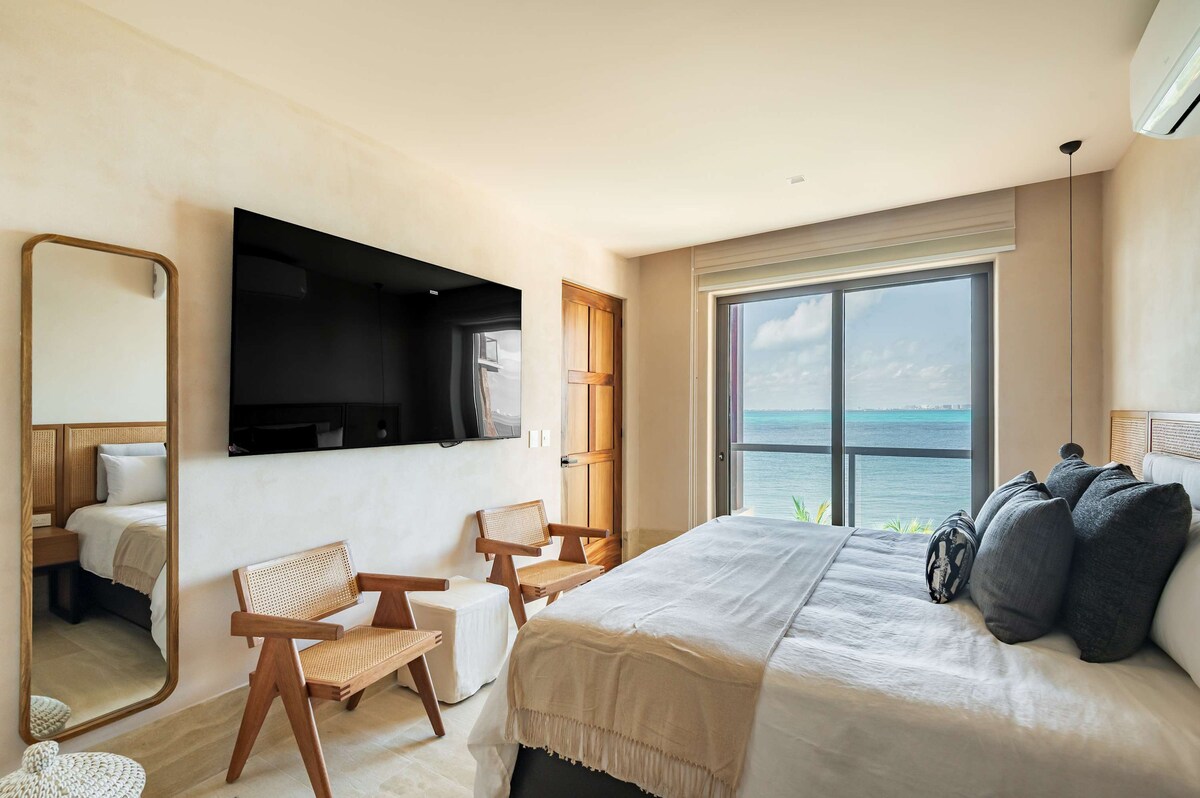 ห้องนอนใหญ่พร้อมเตียงคิงไซส์ มีทีวีเครื่องปรับอากาศและห้องน้ำในตัว 