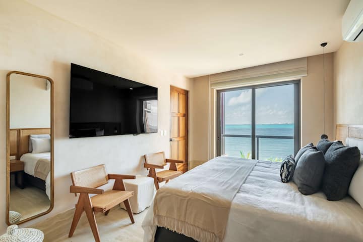 Главна спална соба со брачен кревет (широк 150-179 см). Има телевизор, клима уред и сопствена бања 