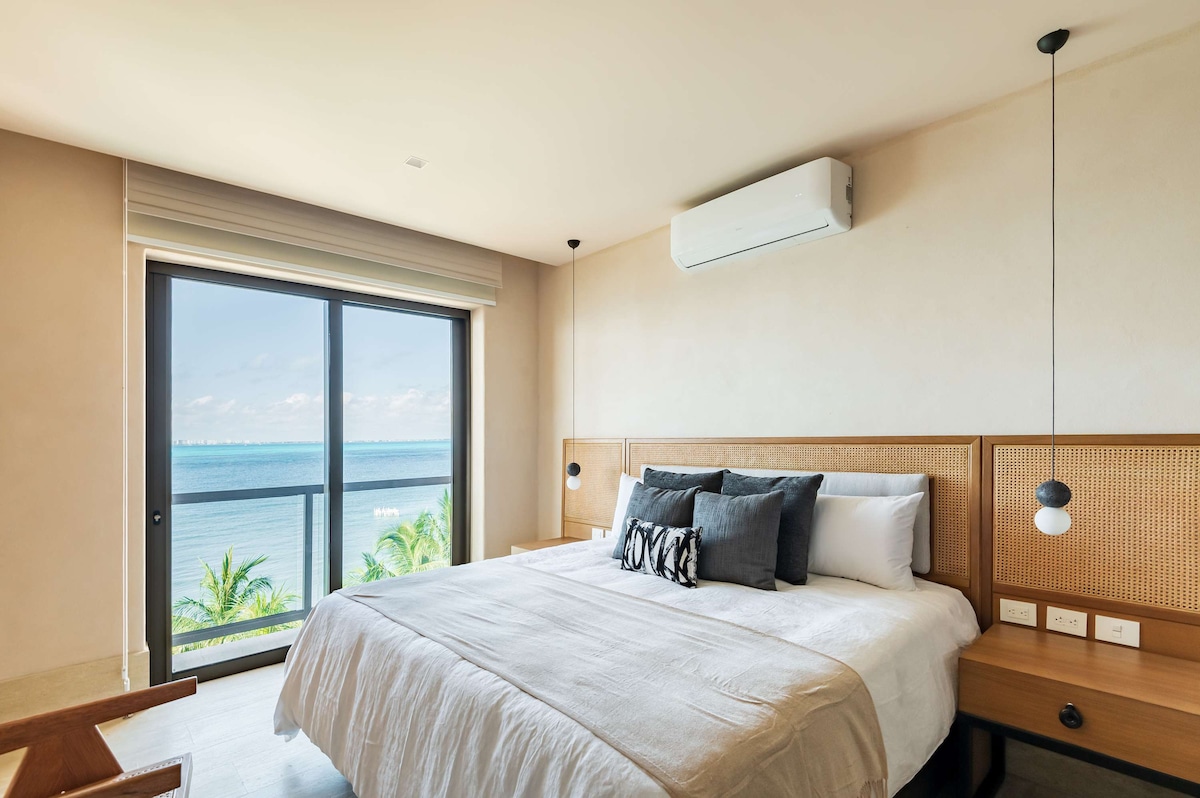 ห้องนอน 2 พร้อมเตียงคิงไซส์เครื่องปรับอากาศและห้องน้ำในตัวส่วนตัว มีวิวทะเลจากห้องนอน 