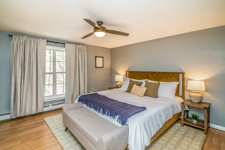 في الداخل، مروحة سقف، ديكور منزلي، سرير، غرفة نوم