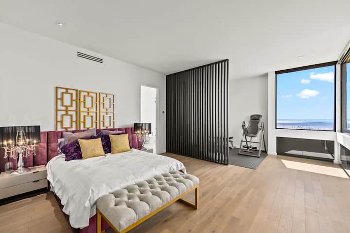 Qonaqlamanız zamanı işi qarışdırmaq və oynamaq üçün ideal olan, teksturalı divar elementləri və iş sahəsi olan dəbli qonaq otağı.