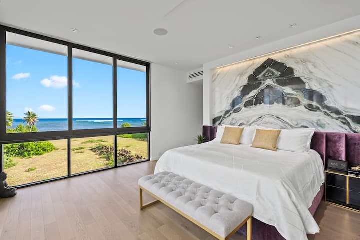 Bu günəş işığı saçan əsas süitada təbii tonlar, okean burulğanları və sakit səhər ritualları üçün oturma skamyası var.