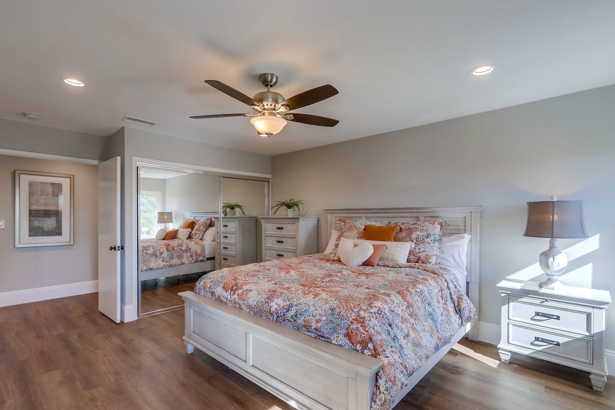 Dhoma e gjumit Cal-King Master në katin e sipërm 2 me suitë