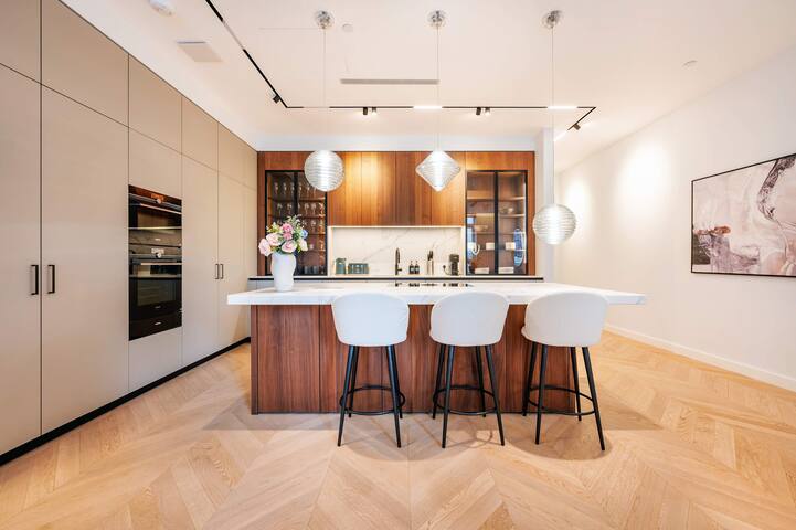 The Heart of Fitzrovia Beautiful,2 bed 3 bath home gallery image 2