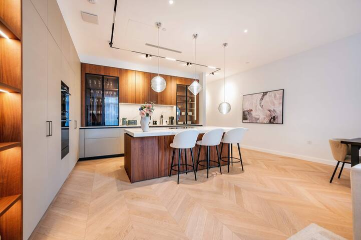 The Heart of Fitzrovia Beautiful,2 bed 3 bath home gallery image 3