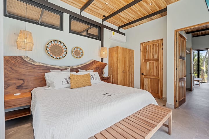 - Lala kwa amani chini ya ubao wa kichwa wa ukingo wa moja kwa moja na taa za pendenti zilizotengenezwa kwa mikono
- Umbo la mbao lenye joto, sanaa iliyosukwa na mihimili ya dari huhuisha haiba ya kisasa ya kijijini
- Imebuniwa kwa umakini kwa ajili ya starehe, mtindo na mazingira tulivu