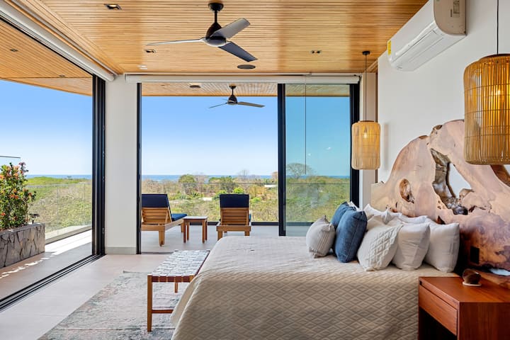 - Amka ili kufagia mandhari ya bahari kutoka kwenye kitanda cha plush kilichoandaliwa na ubao wa kichwa wa mbao uliochongwa
- Milango ya kioo ya sakafu hadi dari inafunguka kikamilifu ili kuingiza upepo na mwangaza wa jua
- Roshani ya kujitegemea iliyo na sebule hutoa mapumziko ya amani ya asubuhi