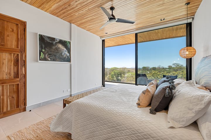 - Mapumziko yaliyojaa jua yanajumuisha milango ya kioo inayoteleza ambayo inaunda msitu na mandhari ya milima
- Umbo la ardhini, lafudhi zilizosukwa na michoro huunda mazingira ya asili yenye msukumo
- Amka hadi mwangaza wa mchana ukimiminika au upumzike katika mazingira yenye utulivu na utulivu