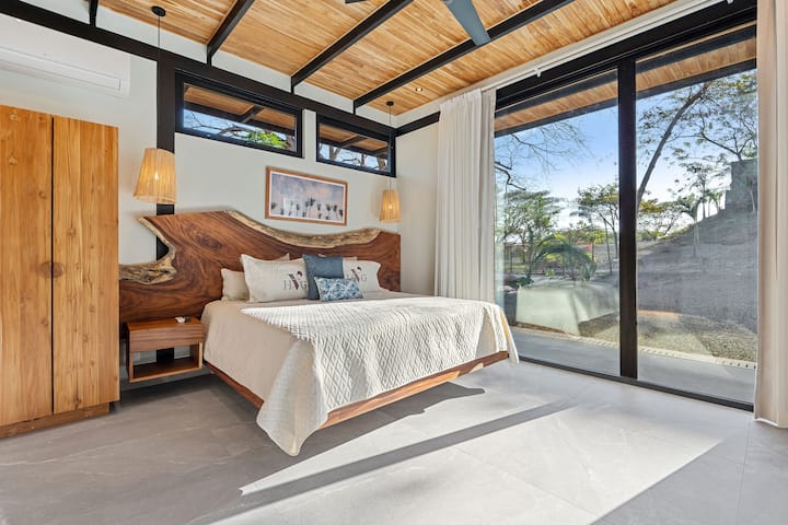 - Pumzika kwa urahisi katika mapumziko angavu yenye kitovu cha ubao wa mbao kilichotengenezwa kwa mikono
- Madirisha ya sakafu hadi dari yamefunguliwa ili kuona mandhari tulivu ya bustani na mwanga wa asili mchana kutwa
- Sauti laini, muundo wa kikaboni, na taa za pendenti zenye joto zinakamilisha mandhari