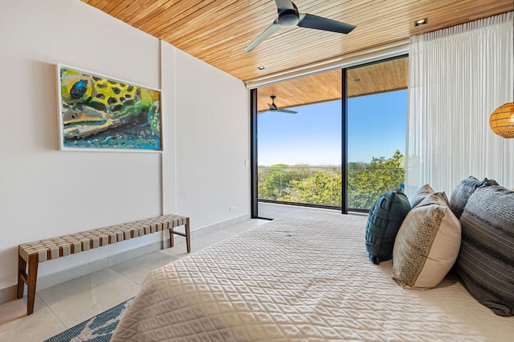 - Amka hadi sakafuni hadi kwenye mandhari ya msitu wa dari na mwanga laini wa asili kila asubuhi
- Telezesha kufungua milango ya kioo ili kuruhusu upepo uingie au utoke kwenye roshani yako binafsi
- Ubunifu mzuri wenye mapambo ya mbao na sanaa ya eneo husika hufanya ukaaji wako uonekane kuwa na msukumo