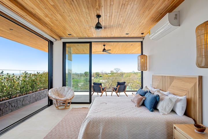 - Amka upate kijani kizuri nje kidogo ya milango yako ya glasi inayoteleza
- Mashuka laini, mito yenye safu na muundo wa asili hualika mapumziko
- Kiti cha roshani cha kujitegemea hukuruhusu kunywa kahawa ya asubuhi yenye mwonekano