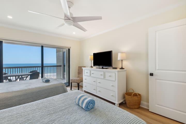 Гостинска спална соба со поглед кон океанот и пристап до балкон