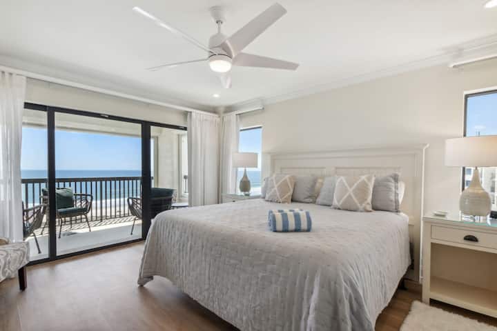 Главна спална соба со поглед кон океанот и пристап до балкон