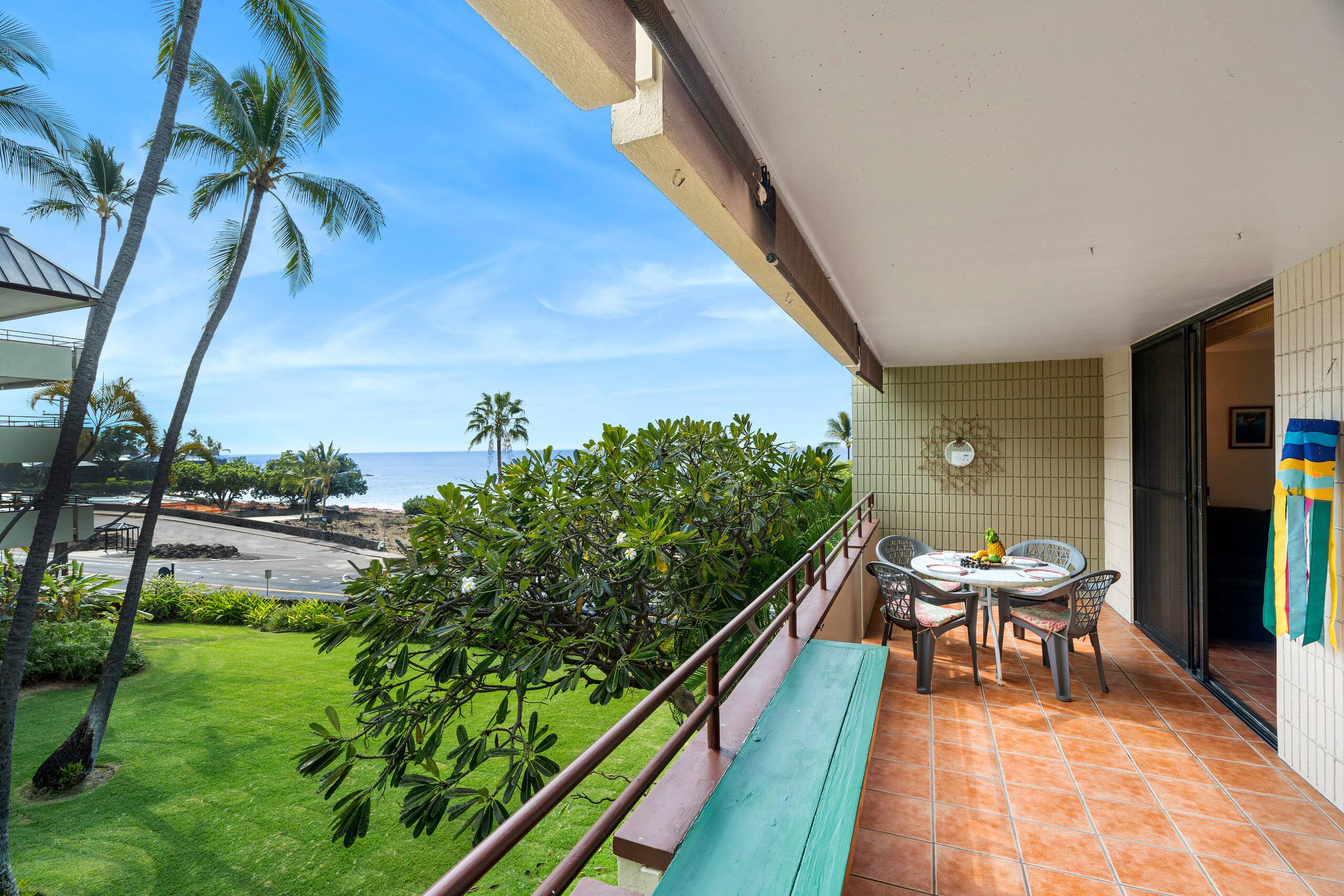 Condo in Kailua-Kona · ★4.33 · 2 bedrooms · 3 beds · 2 shared baths - Image 8