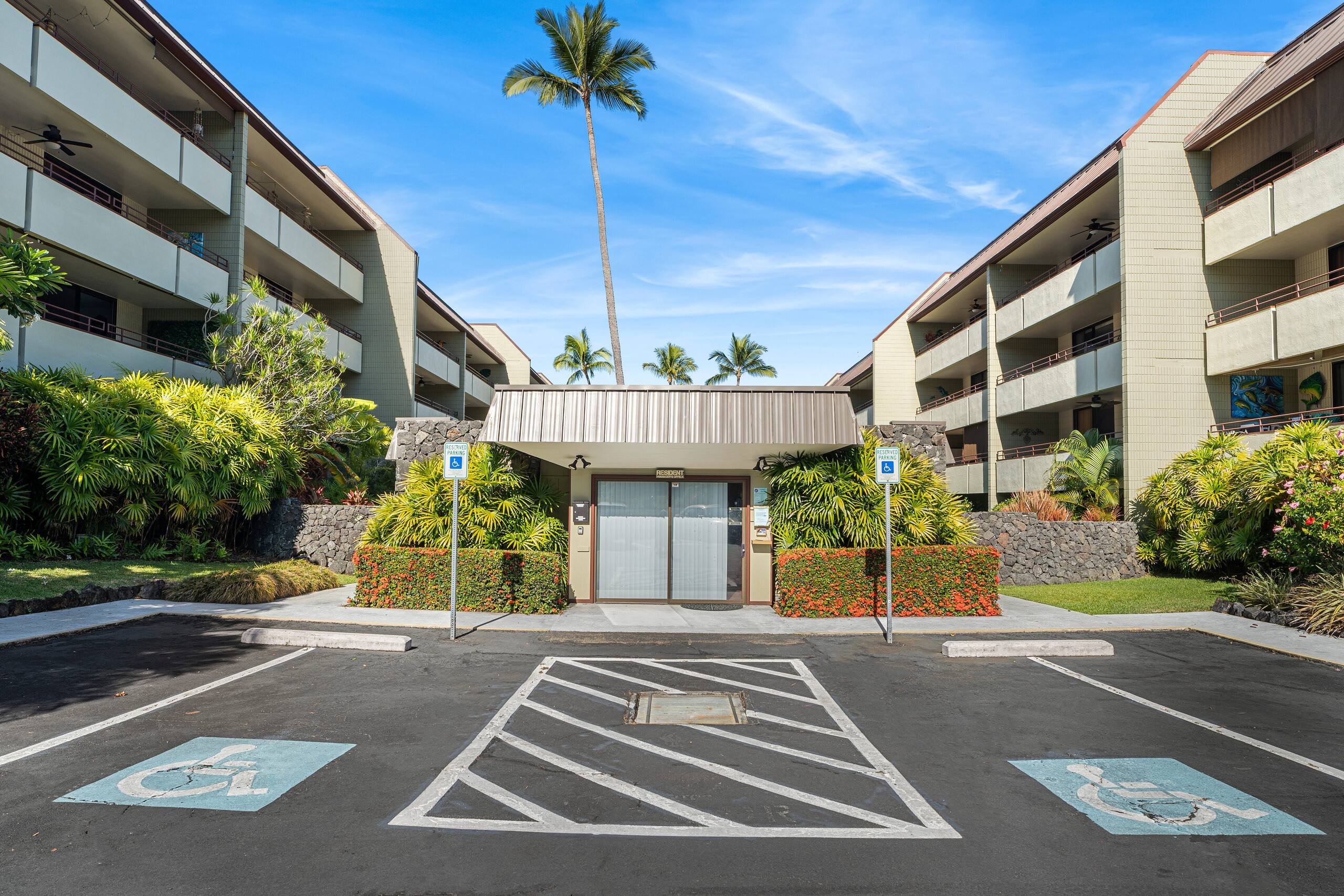 Condo in Kailua-Kona · ★4.33 · 2 bedrooms · 3 beds · 2 shared baths - Image 32