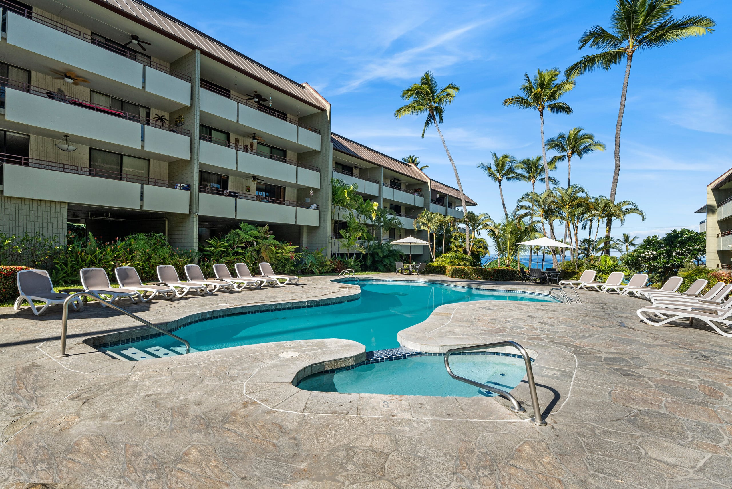 Condo in Kailua-Kona · ★4.33 · 2 bedrooms · 3 beds · 2 shared baths - Image 1