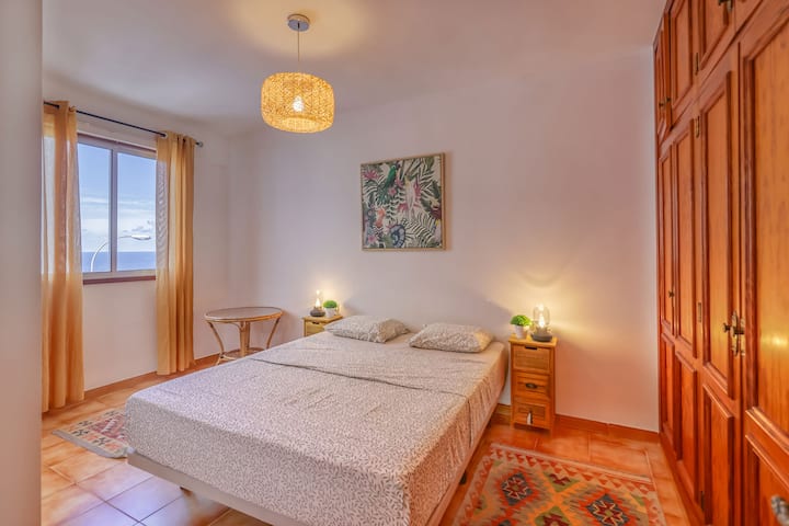 Dormitorio principal con vista al mar y baño