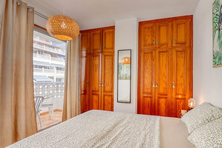 Segundo dormitorio con balcón y vista al mar