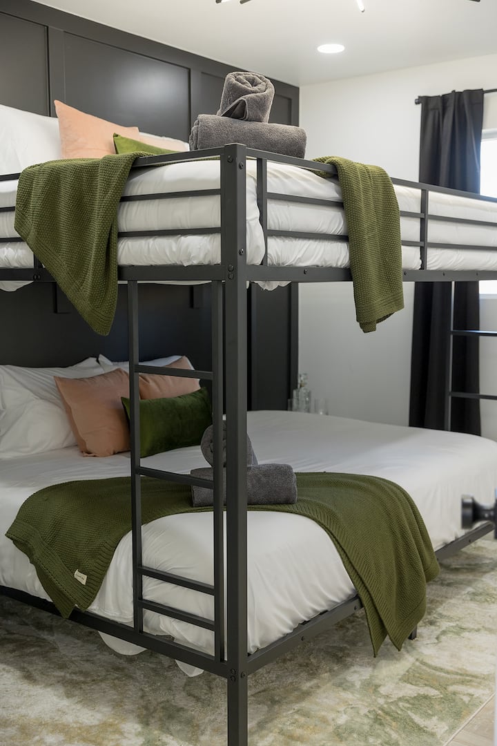 Apartmán Cosmo Bedroom – dve manželské postele s vlastnou kúpeľňou.