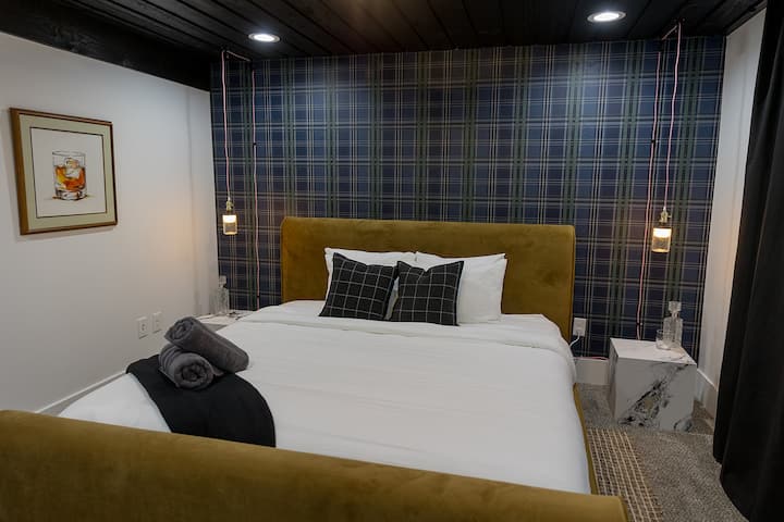 Staromódny apartmán s manželskou posteľou a vlastnou kúpeľňou.