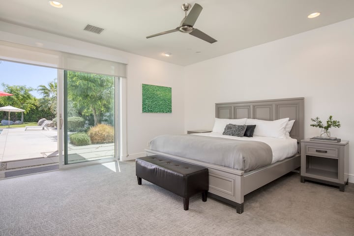 El dormitorio 2 cuenta con una cama tamaño king, un baño privado y acceso al aire libre. (Polo Villa 9)