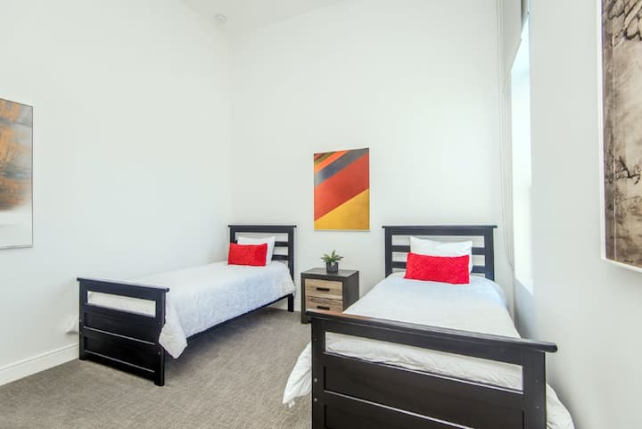 El dormitorio 6 cuenta con dos camas individuales y un baño privado. (Villa Polo 8)