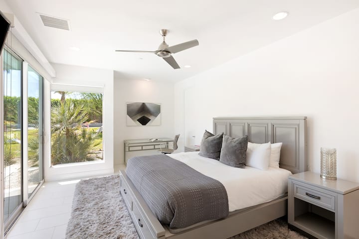 El dormitorio 2 cuenta con una cama tamaño king y un baño privado. (Villa Polo 8)