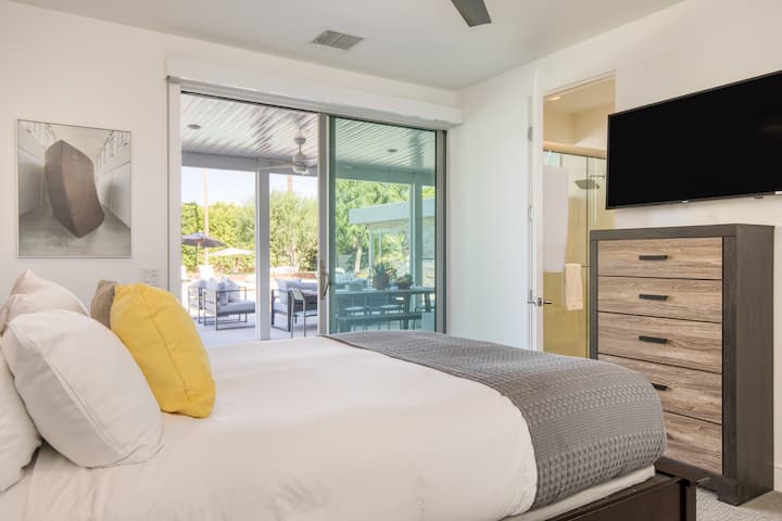 El dormitorio 4 cuenta con una cama tamaño queen, acceso al aire libre, TV y un baño privado. (Villa Polo 4)