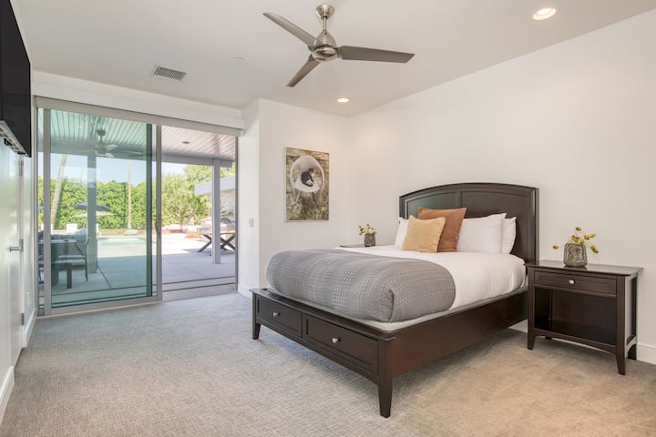 El dormitorio 3 cuenta con una cama tamaño queen, acceso al aire libre, TV y un baño privado. (Villa Polo 4)