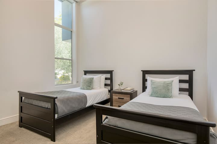 El dormitorio 5 cuenta con dos camas individuales y un baño privado. (Villa Polo 9)