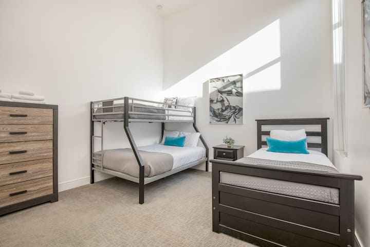 El dormitorio 5 cuenta con una litera, una cama doble y un baño privado. (Villa Polo 4)