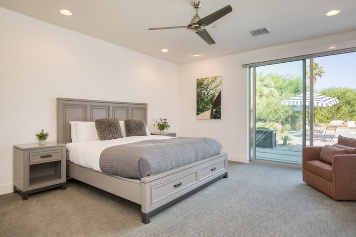 El dormitorio 2 cuenta con una cama tamaño king, baño privado, acceso al aire libre y TV. (Villa Polo 4)