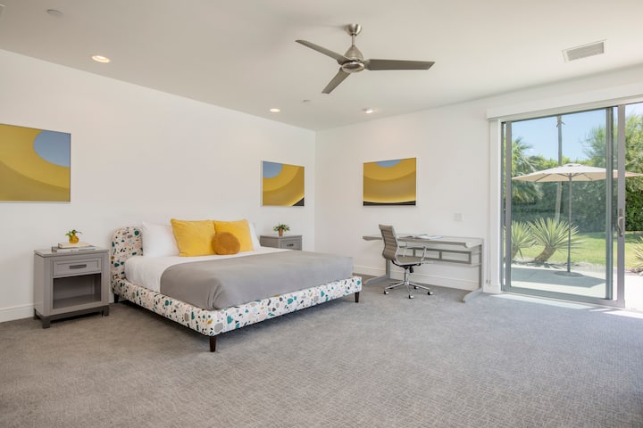 El dormitorio principal cuenta con una cama tamaño king, un baño privado y acceso al aire libre. (Villa Polo 9)