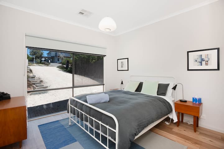 Druga spavaća soba s bračnim krevetom i velikim prozorom.