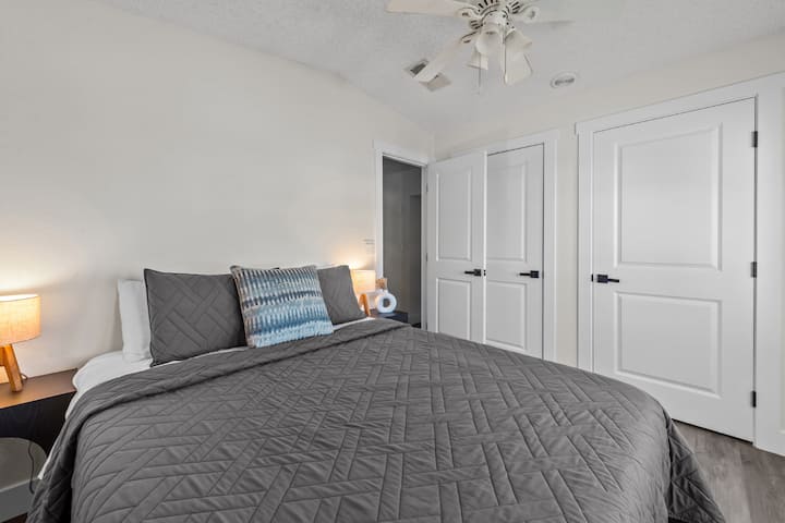 ผ่อนคลายในห้องสว่างไสวที่มีการตกแต่งทันสมัยและวิวที่มีแสงแดด! เหมาะสำหรับการพักผ่อน!