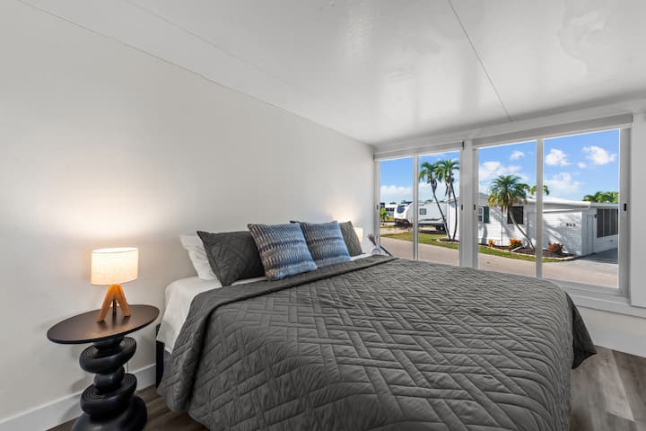 เพลิดเพลินกับค่ำคืนอันเงียบสงบด้วยการตกแต่งที่เรียบหรูและวิวปาล์มที่สวยงาม!