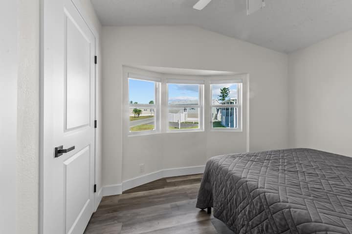 หน้าต่างริมอ่าวที่สว่างไสวให้เห็นวิวที่เงียบสงบและบรรยากาศที่เงียบสงบ